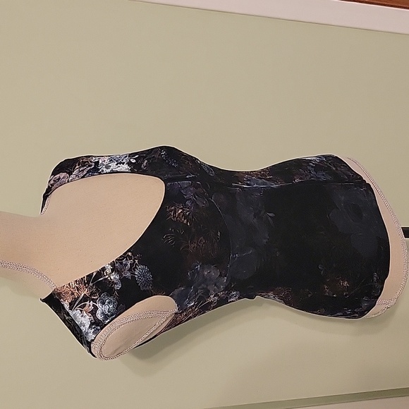 (D) Le Chateau Size Small V-neck Blouse With Floral Pattern, Gothic, Fairy - Picture 1 of 4